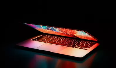 otwarty laptop w kolorowym świetle