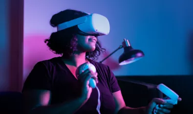 Grafika z tekstem dotyczącym konferencji przedstawiająca osoby goglami VR na głowie